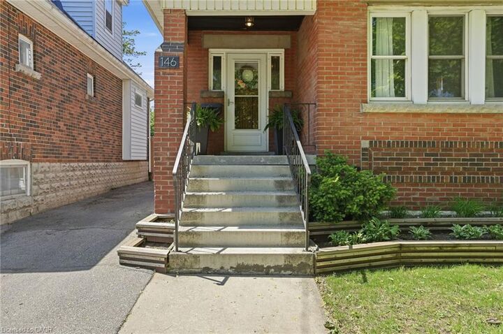 Property Photo:  146 Park Row S  ON L8K 2J8 