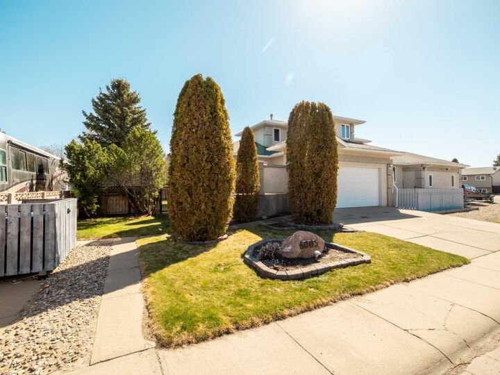 Photo de la propriété:  6005 46A Street  AB T1G 1E3 
