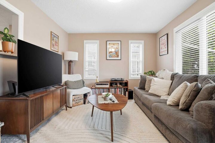 Photo de la propriété:  720 69 Avenue SW  AB T2V 0P2 