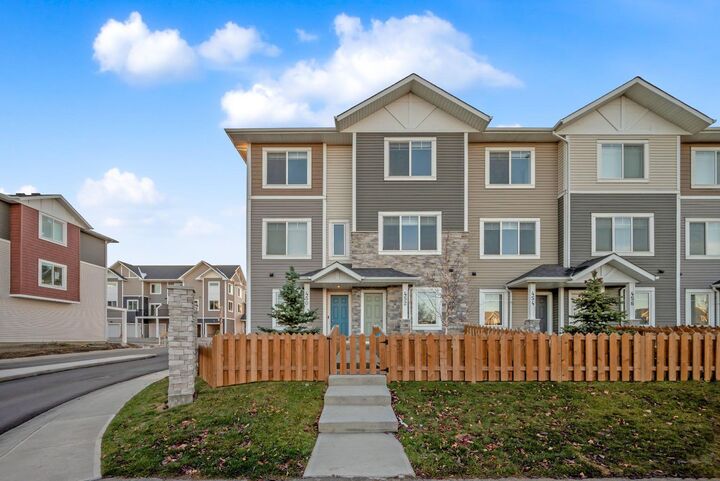 Property Photo:  450 Canals Crossing SW  AB T4B 4L3 