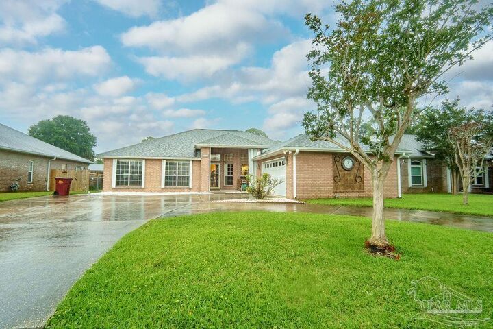 Property Photo: 1612 Kauai Ct FL 32563