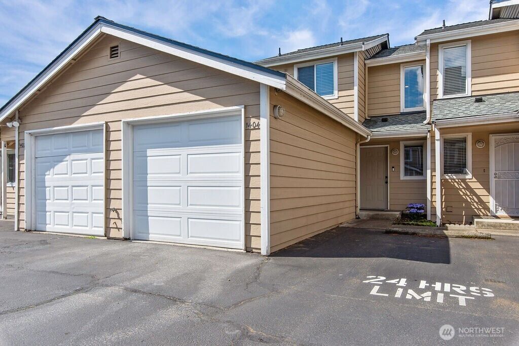 Property Photo:  1404 S 308th Lane 1404  WA 98003 