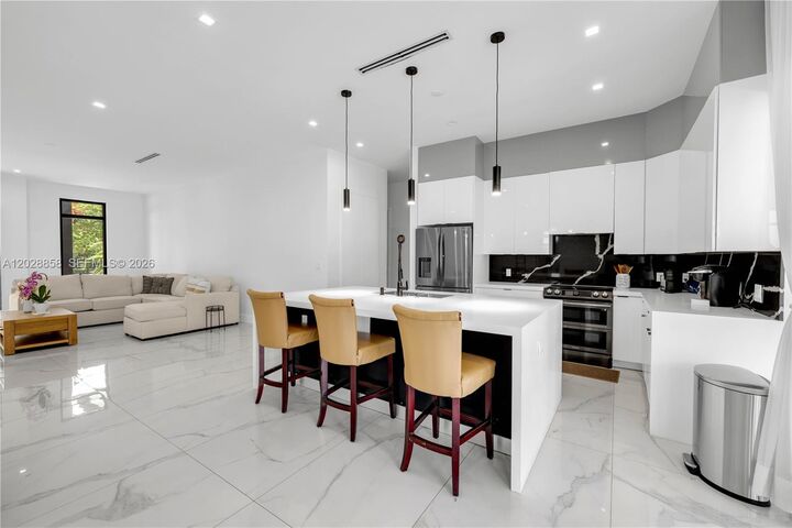Property Photo:  152 NW 165th St  FL 33169 