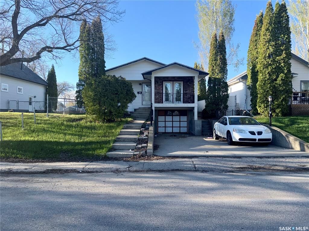 Property Photo: 318 25th Street E SK S6V 1T1