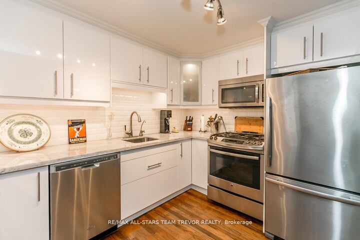 Property Photo:  263 Pleasant Boulevard  ON L4P 2S7 