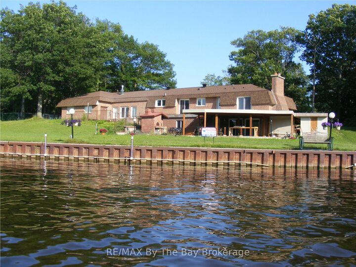 10 Edgewater Road — photo 1