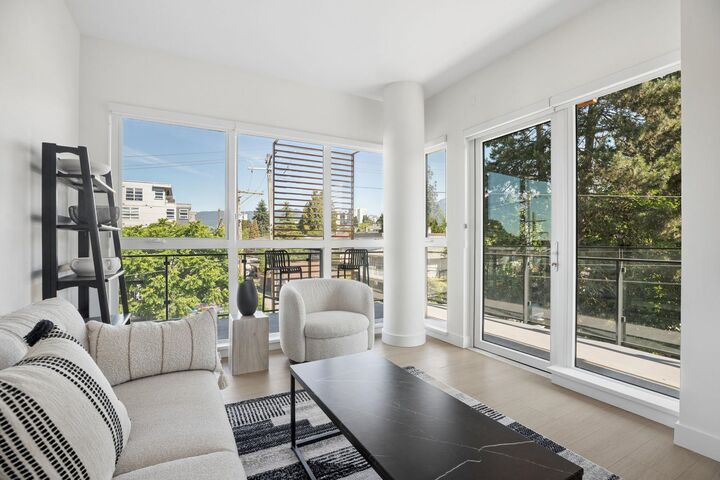 Property Photo: 422 E 3rd Street 321 BC V7L 0K1