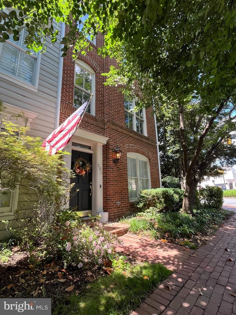 Property Photo:  301 S Henry Street  VA 22314 