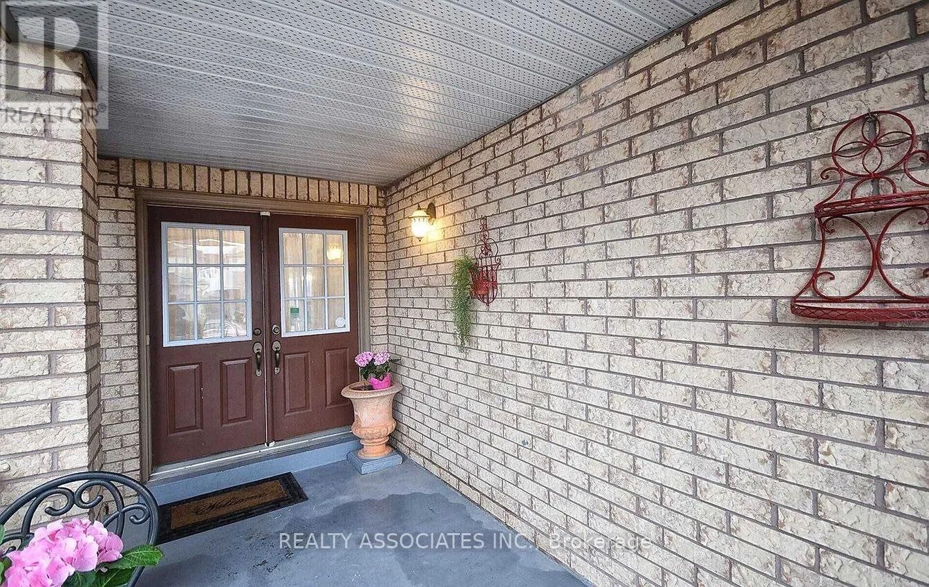 Property Photo: 33 Holloway Road ON L3S 4P2