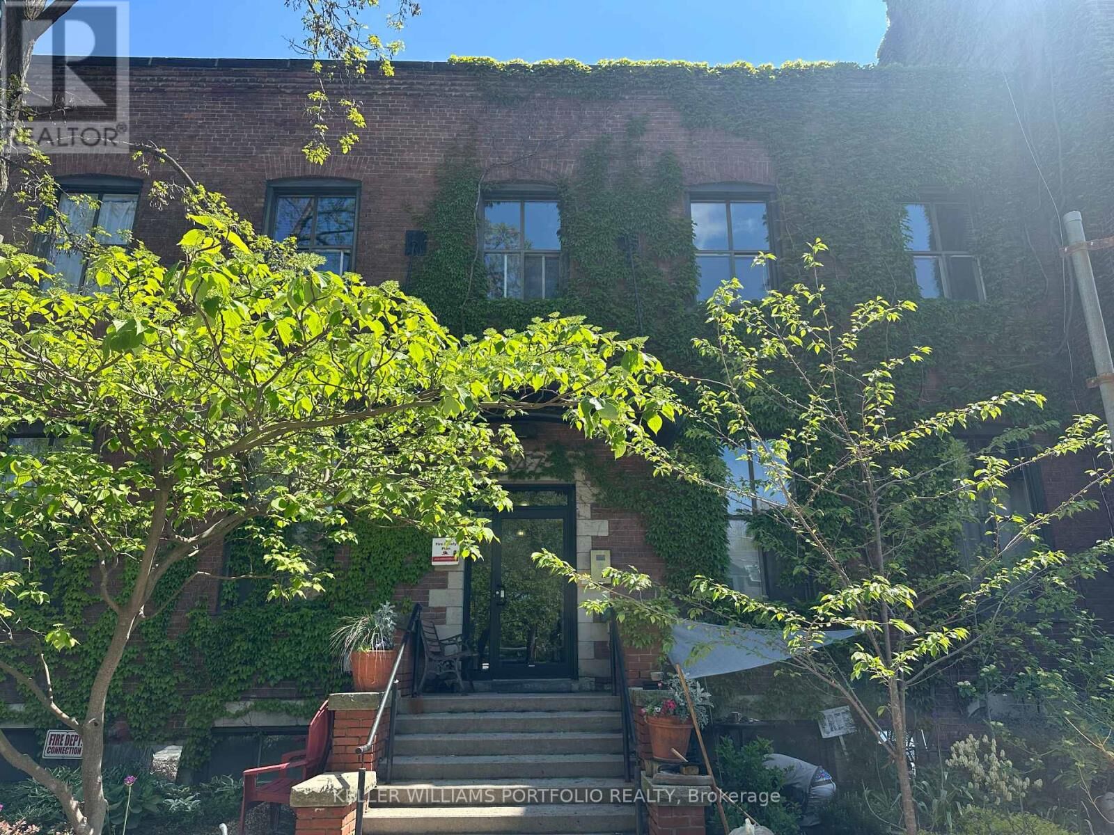 Property Photo: 347 Sorauren Avenue 122 ON M6R 2G5