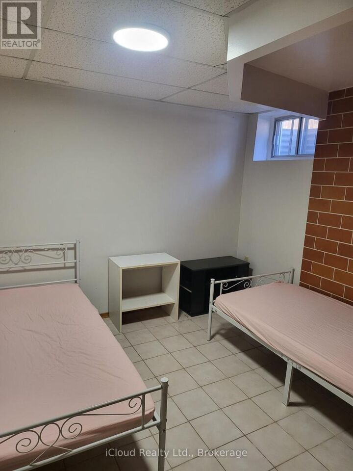 Property Photo: 2498 Privet Cres Crescent ON L5B 2S4