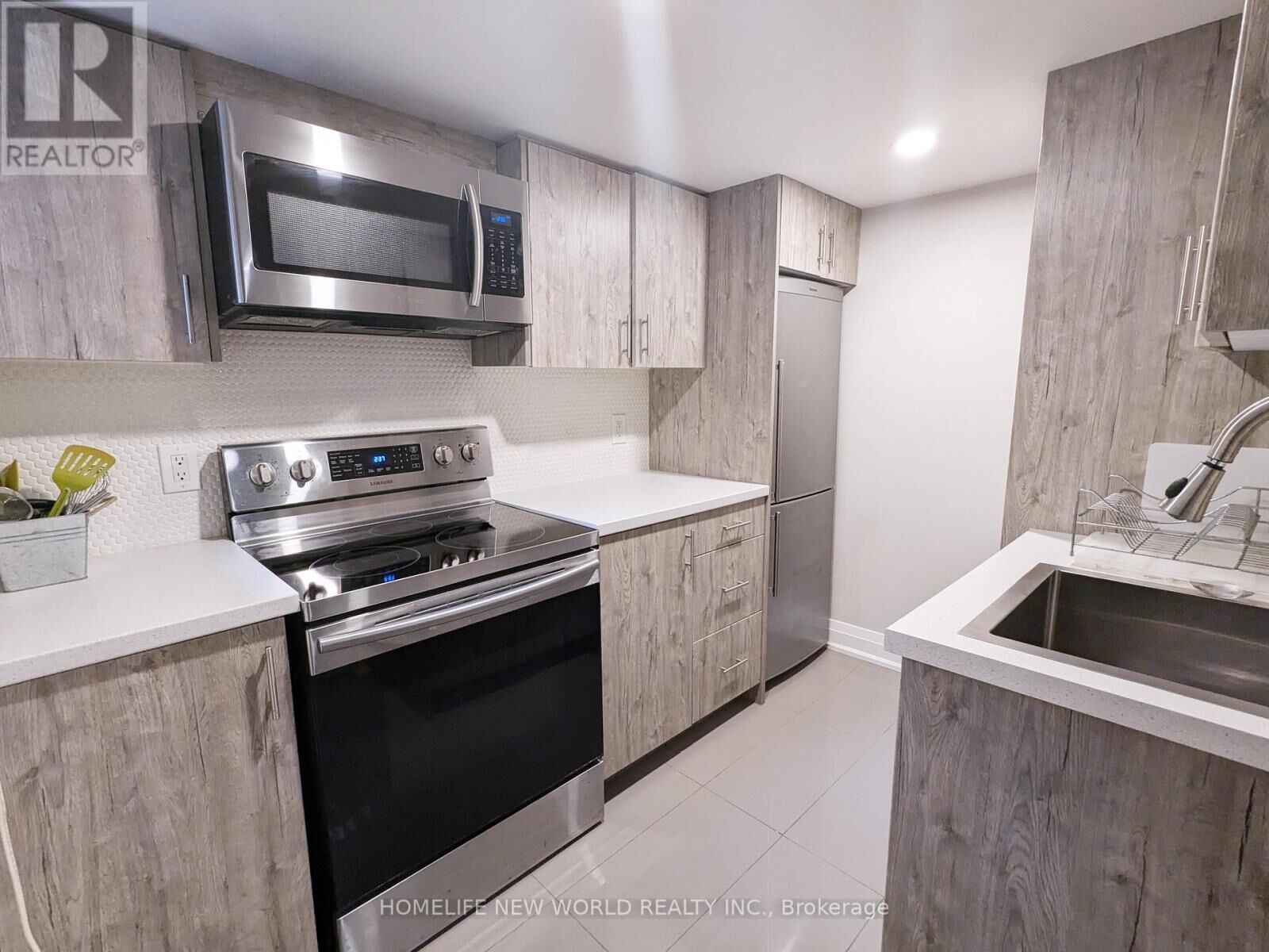 Property Photo:  276 Montrose Avenue Bsmt  ON M6G 3G8 