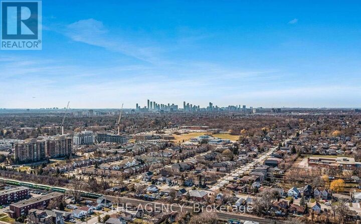 Property Photo: 1038 Alexandra Avenue ON L5E 1Z8