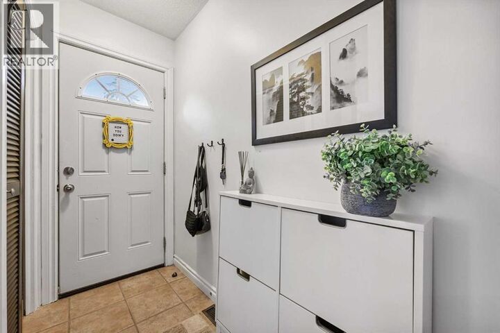 Property Photo:  38153817 43 Street Southwest  AB T3E 3P8 