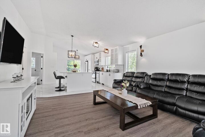 Property Photo:  1 Hunt Court  AB T8N 6P8 
