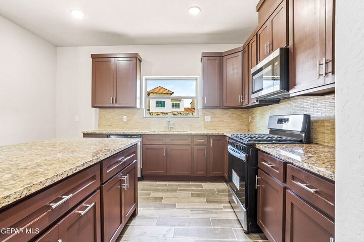 Property Photo: 871 Country Club Road 4D TX 79932