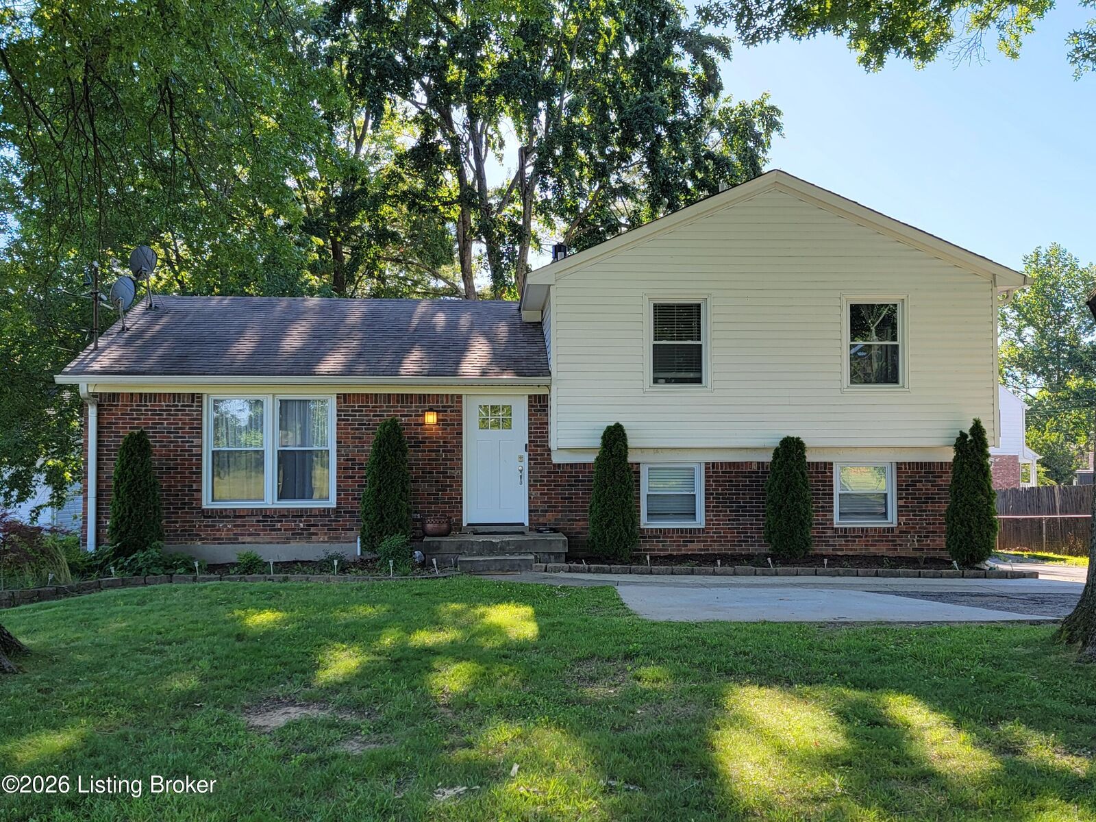 Property Photo: 7008 S Watterson Trail KY 40291