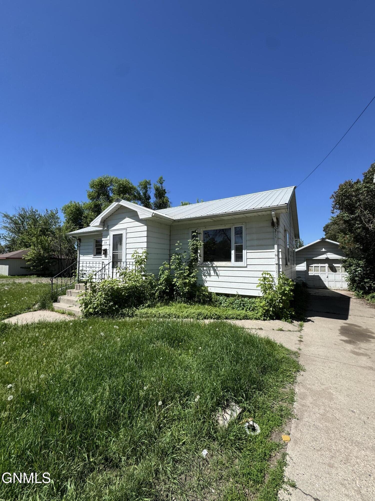 Property Photo:  314 4th Avenue SW  ND 58401 