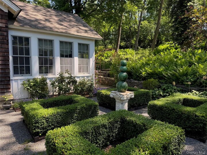 Property Photo:  20 Taintor Way  NY 12545 
