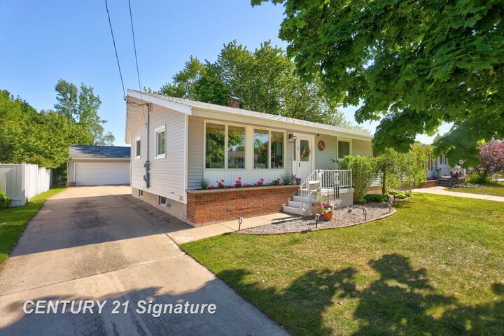 Property Photo:  2101 N Brentwood Place  MI 48732 