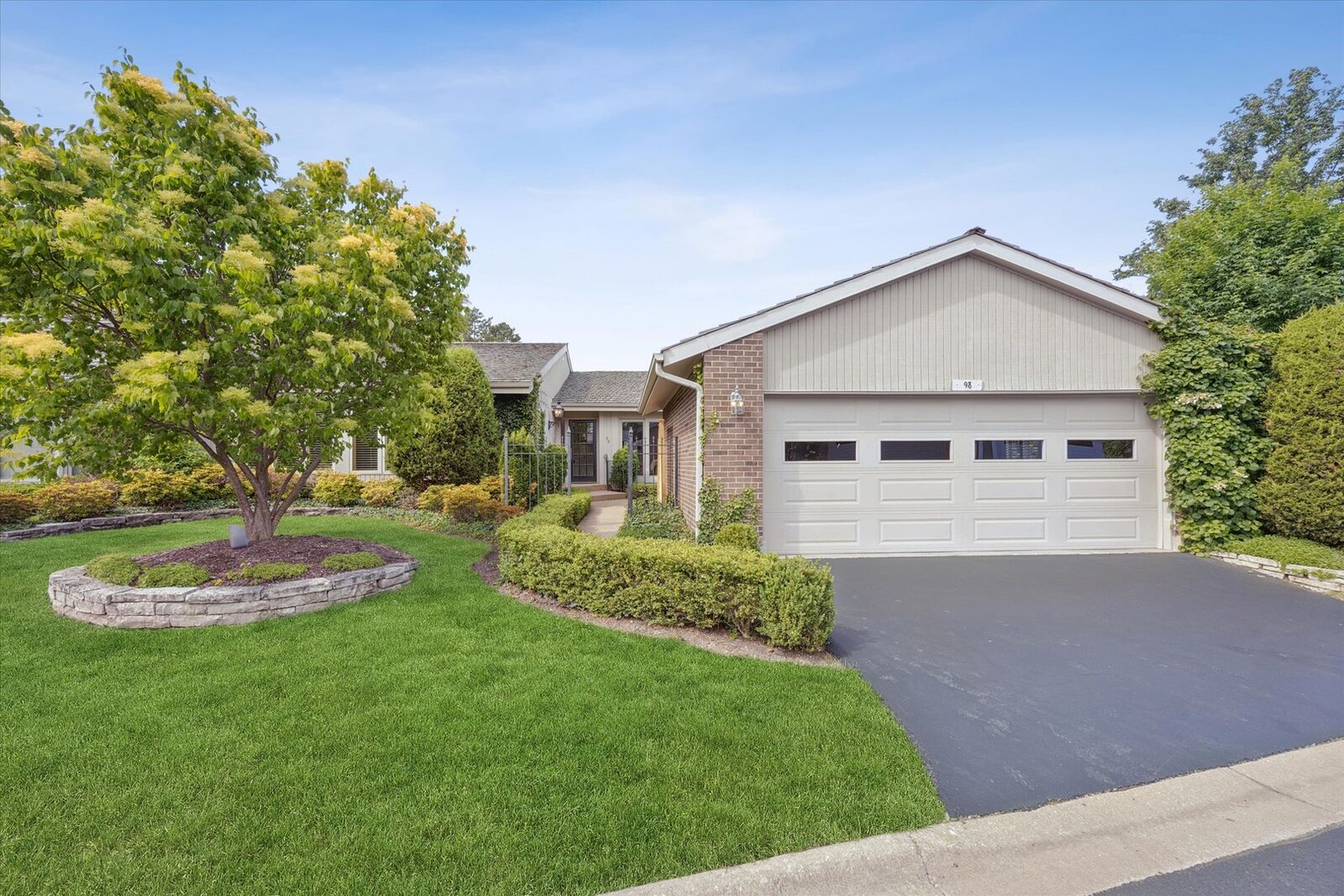 Property Photo:  98 Briarwood Circle  IL 60523 