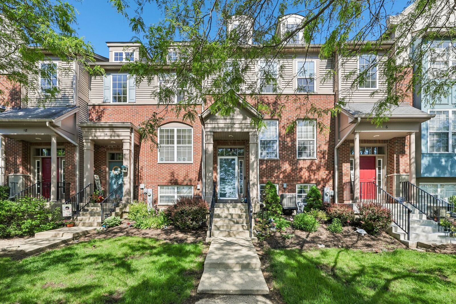 Property Photo: 10 Thomas Court IL 60030