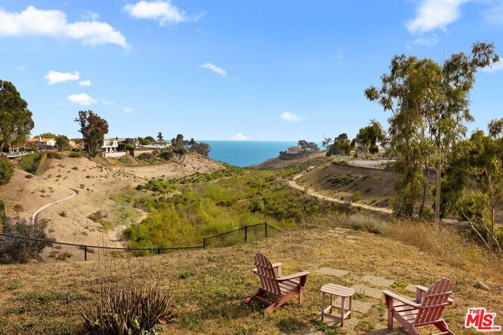 Property Photo:  525 Alma Real Drive  CA 90272 
