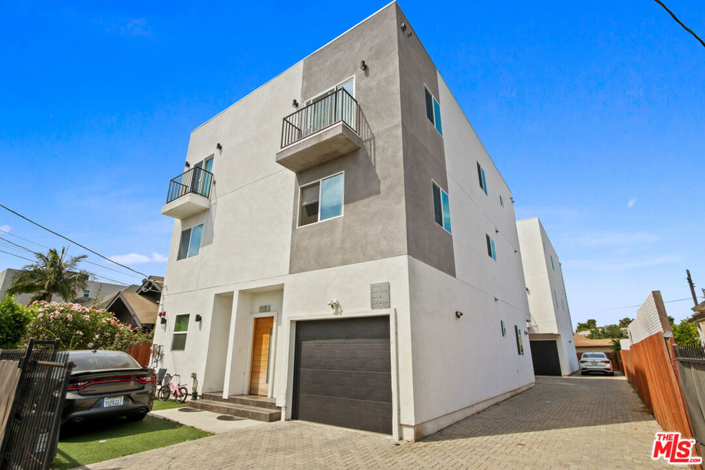 Property Photo:  1805 S New England Street  CA 90006 