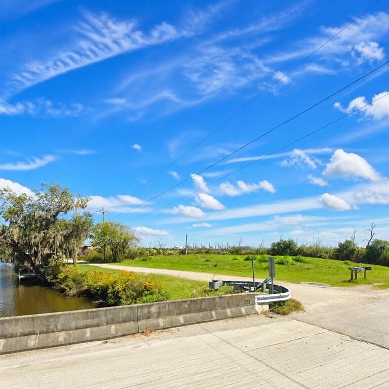 Property Photo:  109 E Shirley Road  LA 70083 