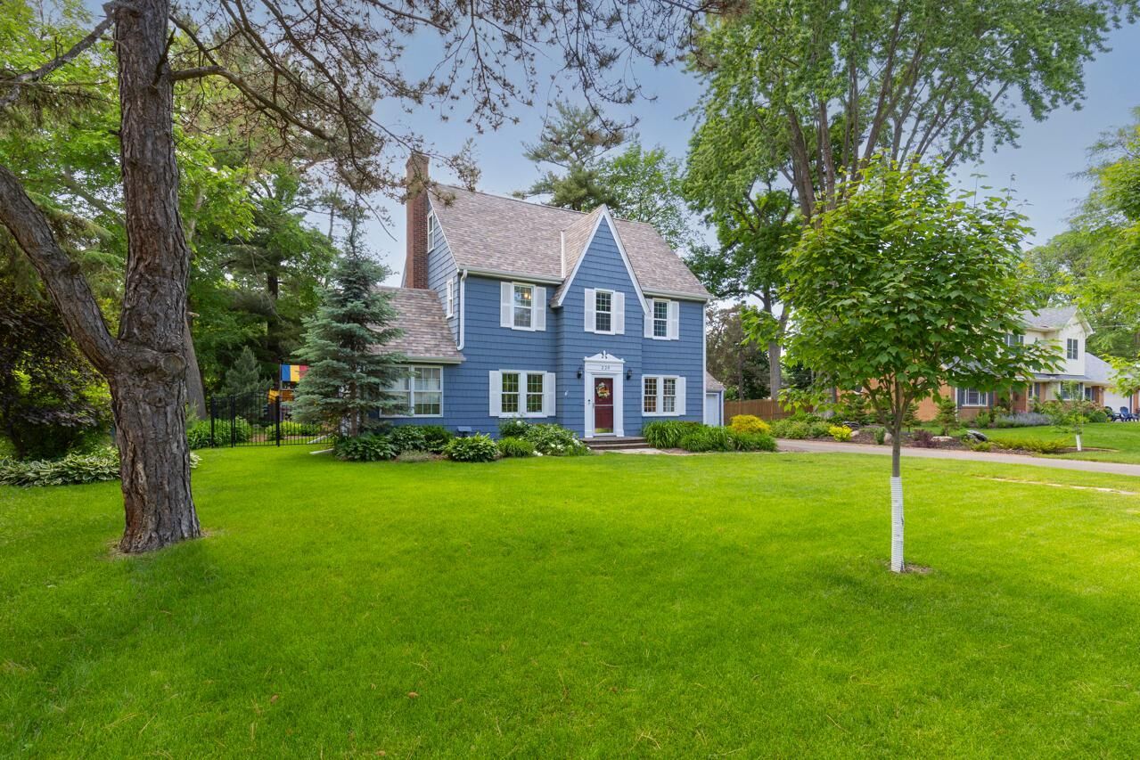 Property Photo:  220 Holly Road  MN 55343 