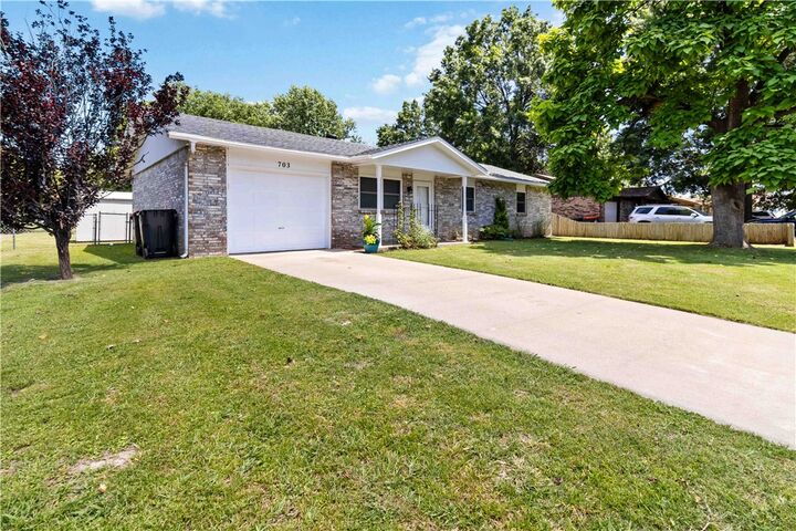 Property Photo:  703 Thomas Boulevard  AR 72762 