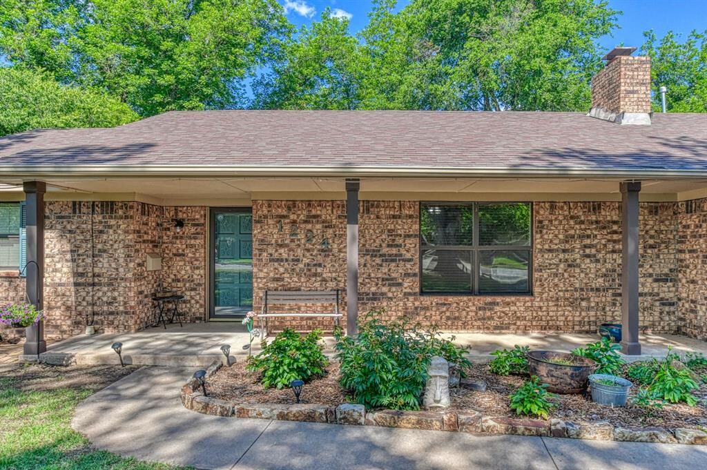 Property Photo:  1224 S 8th Avenue  OK 73018 