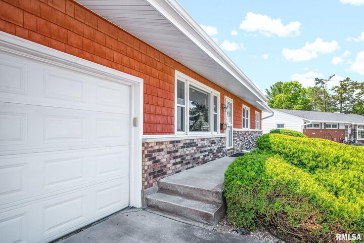Property Photo:  983 Dayton Court  IL 61401 