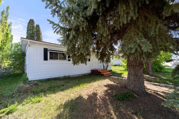 Property Photo: 4911 54 Avenue AB T0B 4N0