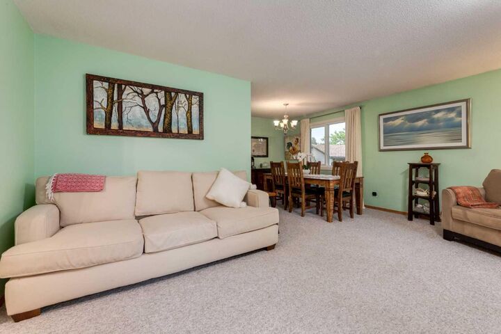 Property Photo:  220 Oakridge Place SW  AB T2V 1V2 