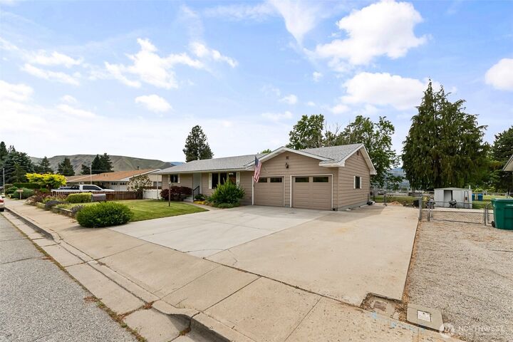 Property Photo: 60 N Green Place WA 98802