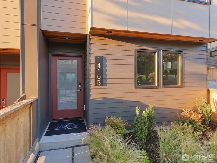 Property Photo:  1410 B N 47th Street  WA 98103 