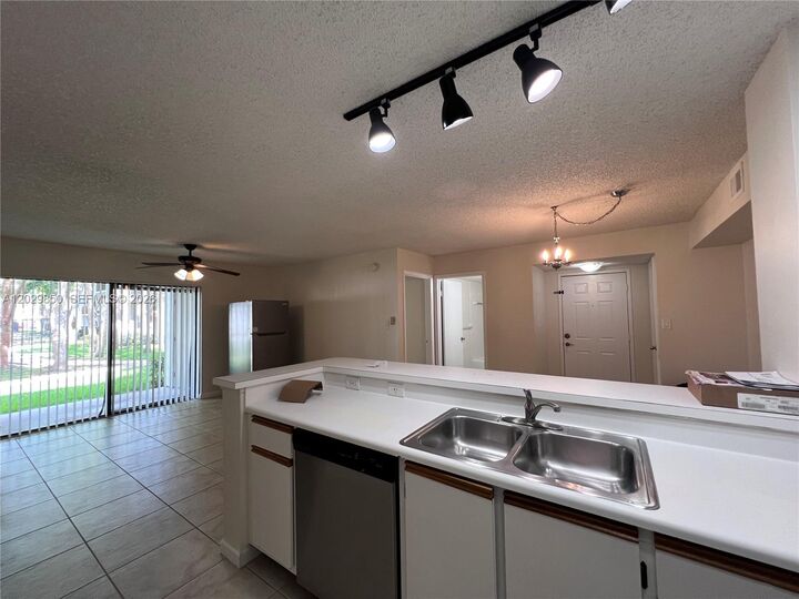 Property Photo:  640 S Park Rd 14-4  FL 33021 