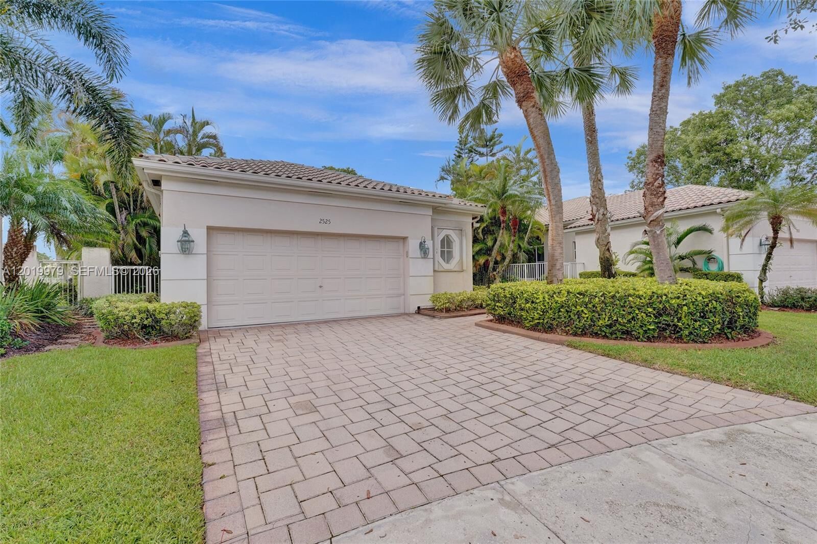 Property Photo:  2525 Bay Pointe Ct  FL 33327 