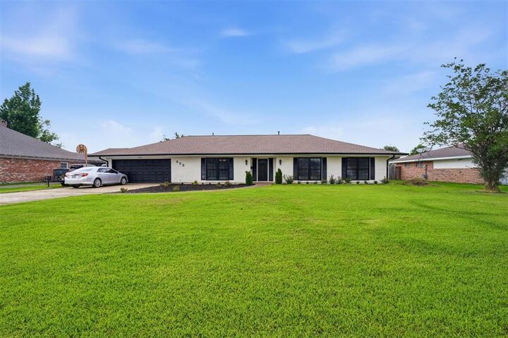 Property Photo: 908 Henrietta Lane LA 70605