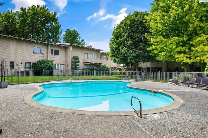 Property Photo: 1621 Mowry Square #201 WA 99354