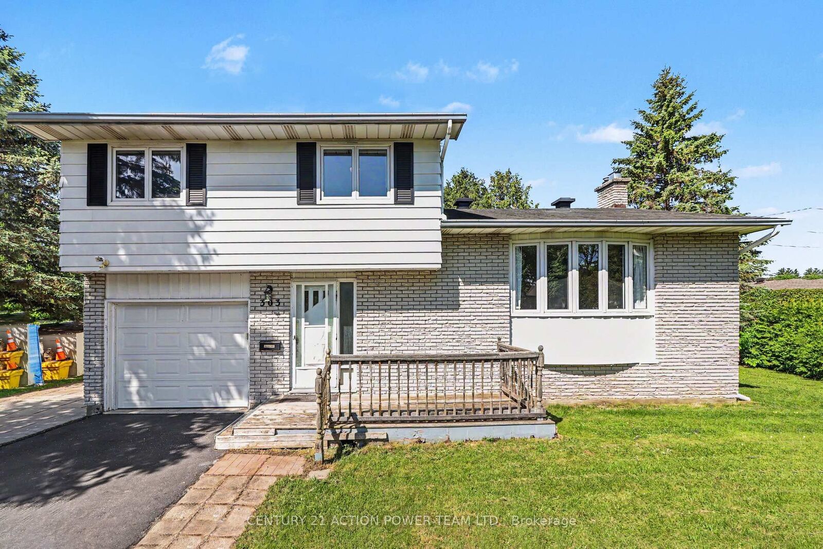 Property Photo: 303 Hoylake Crescent ON K1E 1M1