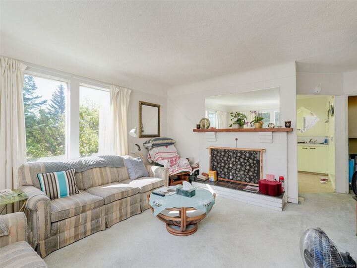 Property Photo: 8 Camden Ave BC V8Z 1P5
