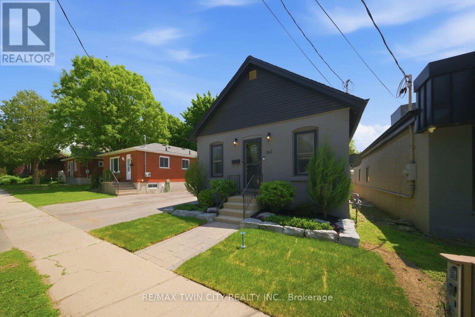 Photo de la propriété:  162 Grand River Avenue  ON N3T 4X6 