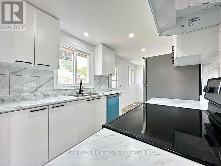 Property Photo:  7 Leaside Drive Main  ON L3C 6B1 