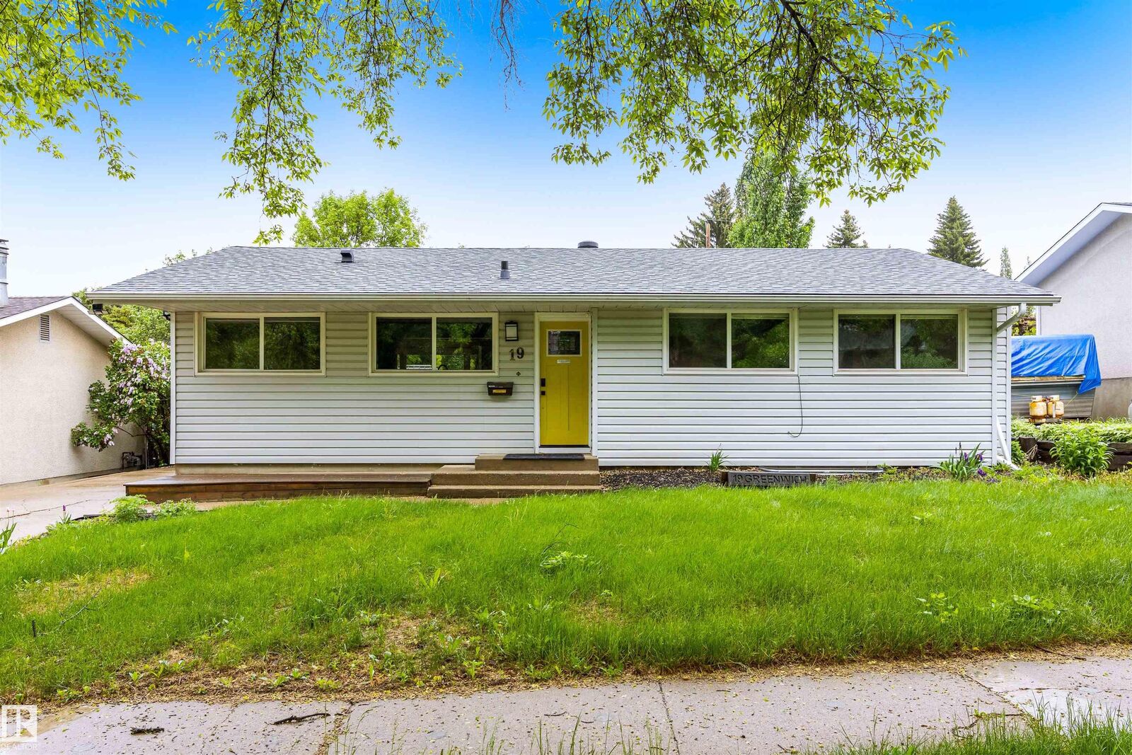 Property Photo: 19 Greenwich Crescent AB T8N 0Z5
