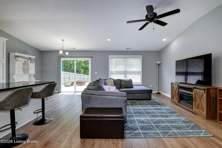 Property Photo: 9004 Manslick Commons Dr KY 40219