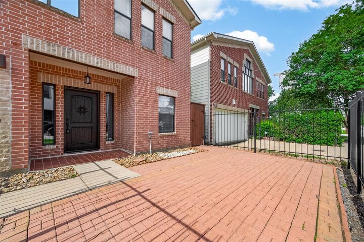 Property Photo: 5665 Larkin Street TX 77007