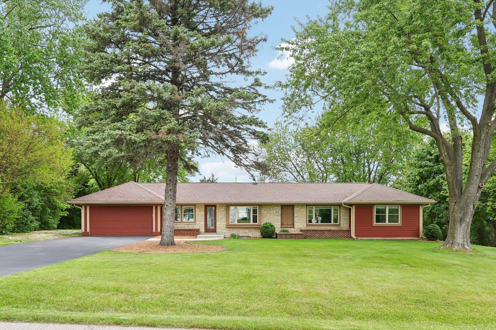 Property Photo:  1010 Rolling Green Dr  WI 53186 