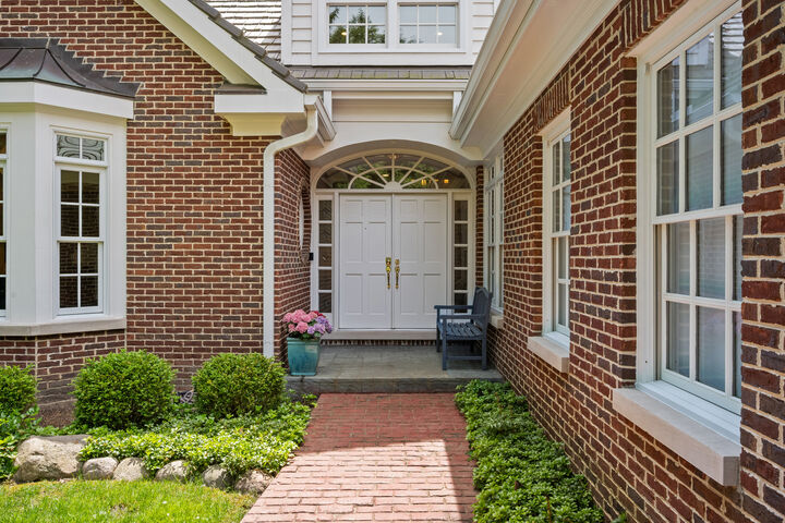 Property Photo: 861 Gloucester Crossing IL 60045